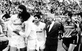 Ramón Mendoza celebra una liga con sus jugadores.