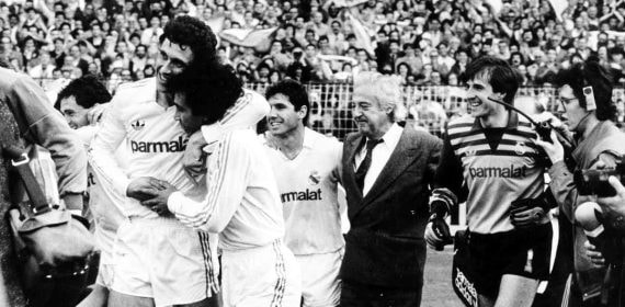 Ramón Mendoza celebra una liga con sus jugadores.