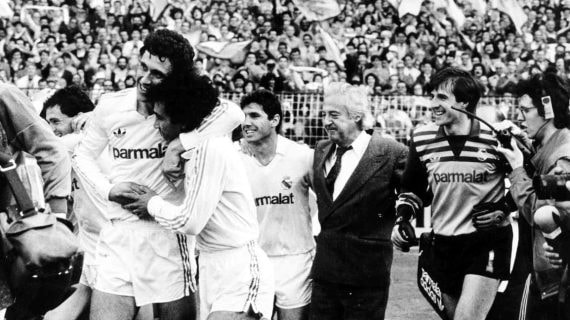Ramón Mendoza celebra una liga con sus jugadores.