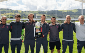 Gurpegui posa con su cuerpo técnico tras conseguir el ascenso a 1RFEF.