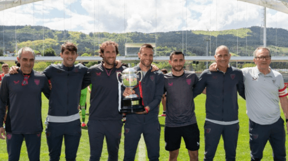 Gurpegui posa con su cuerpo técnico tras conseguir el ascenso a 1RFEF.