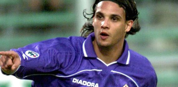 Nuno Gomes celebra un gol con la Fiorentina.