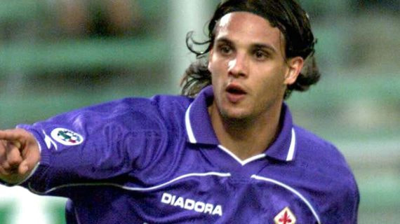 Nuno Gomes celebra un gol con la Fiorentina.