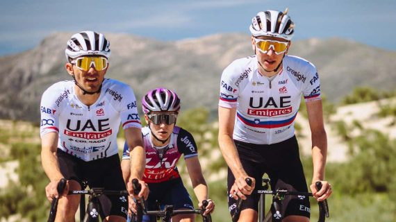 Tadej Pogačar (a la derecha), durante un entrenamiento en Granada con Rafal Majka y Urska Zigart.