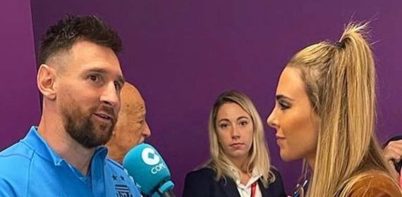 Helena Condis, entrevistando a Messi en el Mundial de Catar.