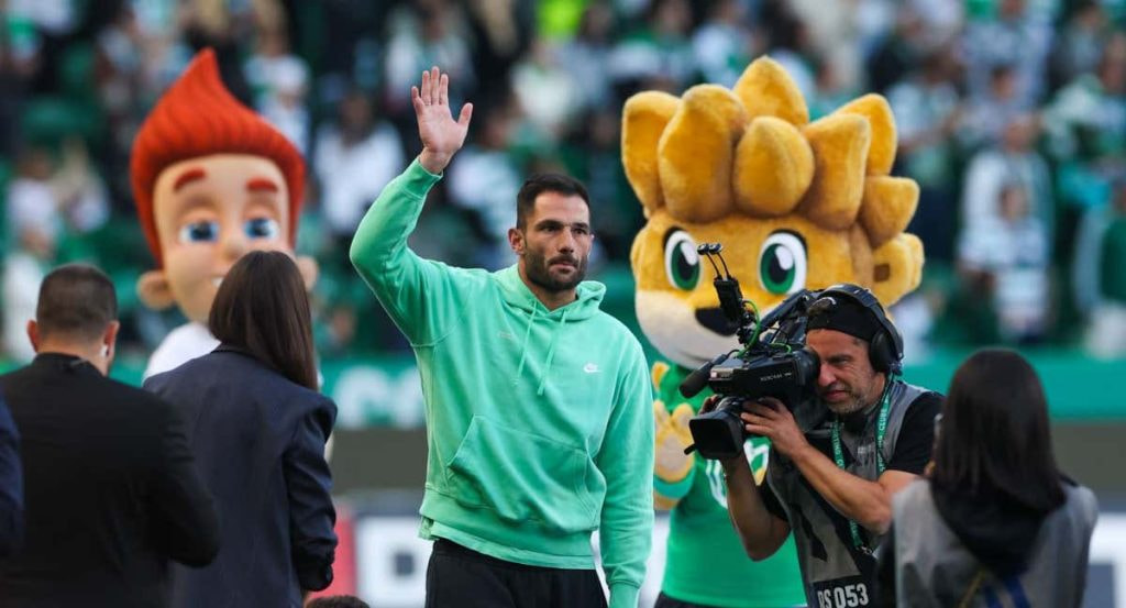 Antonio Adán se despide de la afición del Sporting.