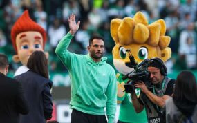 Antonio Adán se despide de la afición del Sporting.