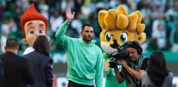 Antonio Adán se despide de la afición del Sporting.