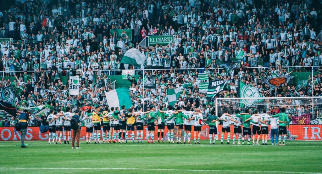 Los jugadores del Racing celebran el triunfo ante el Mirandés con la afición.