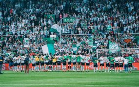 Los jugadores del Racing celebran el triunfo ante el Mirandés con la afición.