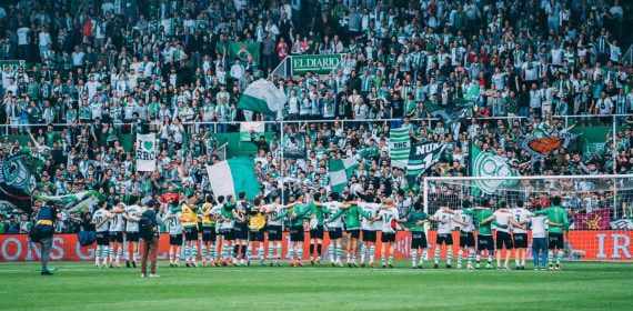 Los jugadores del Racing celebran el triunfo ante el Mirandés con la afición.
