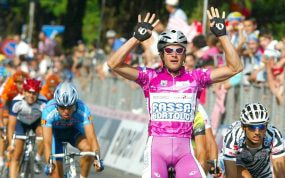 Alessandro Petacchi celebra uno de sus triunfos en el Giro de Italia de 2003.