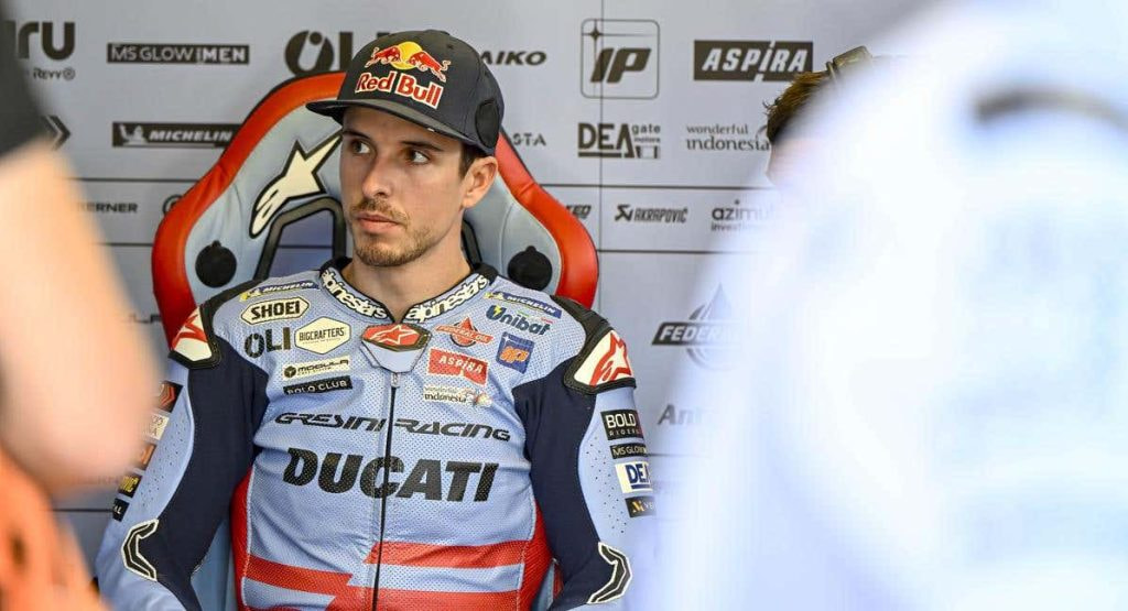 Alex Márquez, en el box del equipo Gresini.