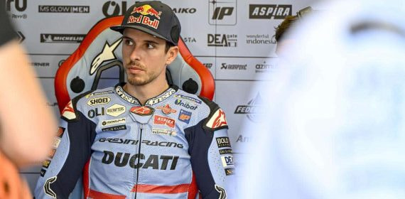 Alex Márquez, en el box del equipo Gresini.
