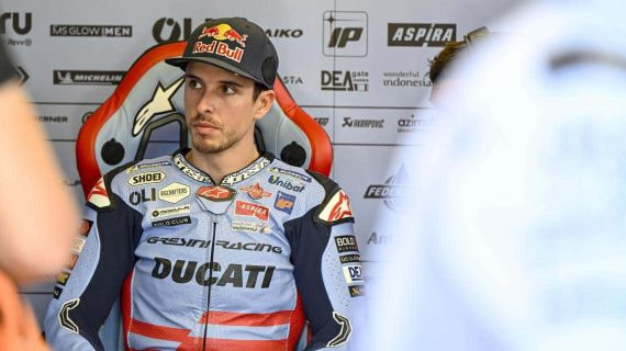 Alex Márquez, en el box del equipo Gresini.