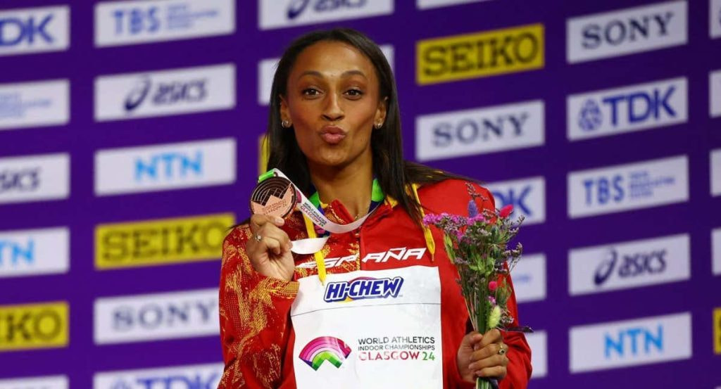 Ana Peleteiro celebra una medalla.