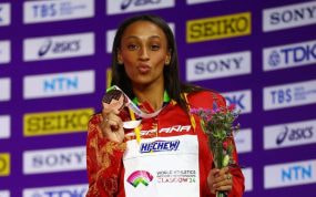 Ana Peleteiro celebra una medalla.
