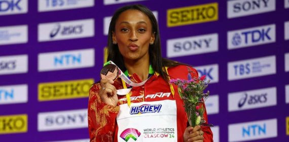 Ana Peleteiro celebra una medalla.