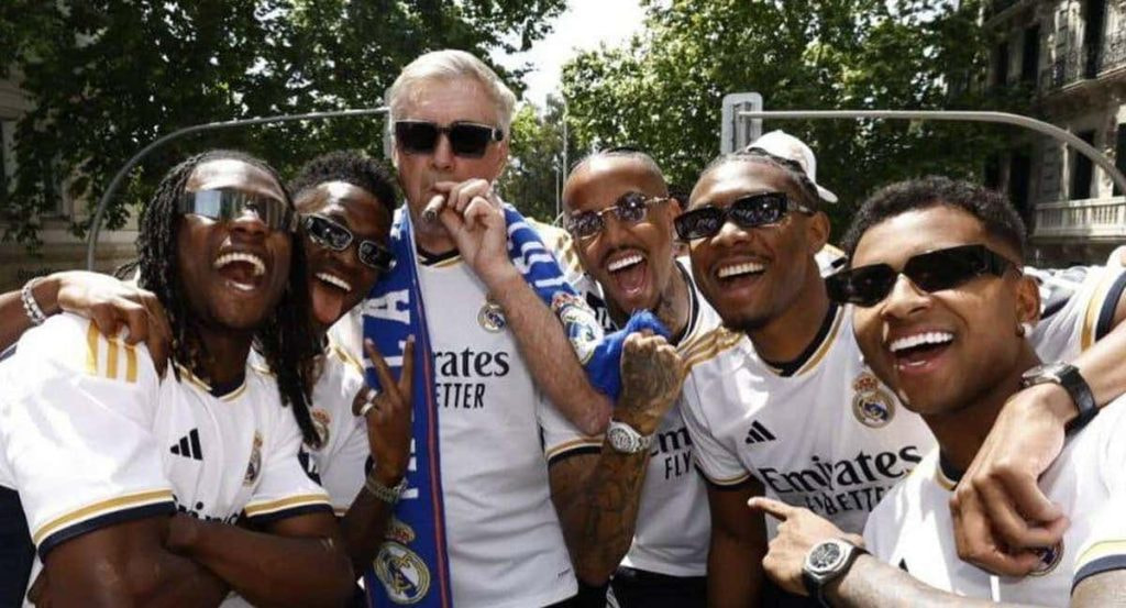 Carlo Ancelotti celebra con sus jugadores y un puro la 36ª Liga.