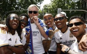 Carlo Ancelotti celebra con sus jugadores y un puro la 36ª Liga.
