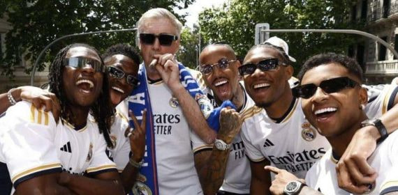 Carlo Ancelotti celebra con sus jugadores y un puro la 36ª Liga.