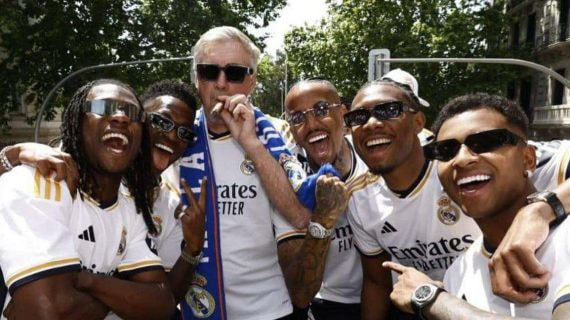 Carlo Ancelotti celebra con sus jugadores y un puro la 36ª Liga.