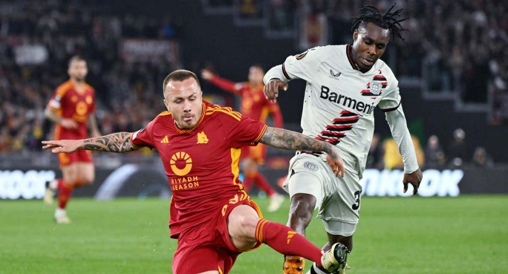 Angeliño en una pugna contra Frimpong.