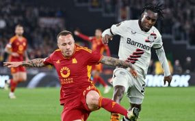 Angeliño en una pugna contra Frimpong.