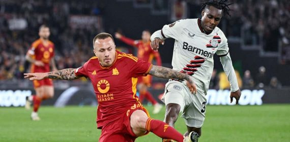 Angeliño en una pugna contra Frimpong.