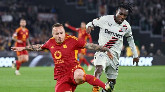 Angeliño en una pugna contra Frimpong.