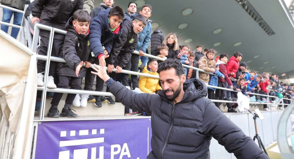 Arbeloa saludando a los aficionados en un partido con el Juvenil A del Real Madrid.
