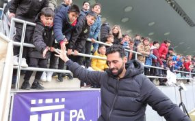 Arbeloa saludando a los aficionados en un partido con el Juvenil A del Real Madrid.