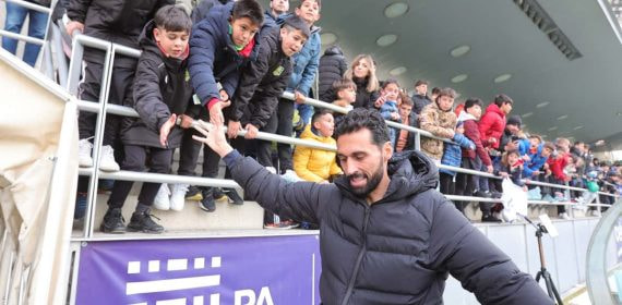 Arbeloa saludando a los aficionados en un partido con el Juvenil A del Real Madrid.