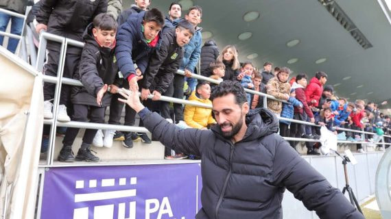 Arbeloa saludando a los aficionados en un partido con el Juvenil A del Real Madrid.