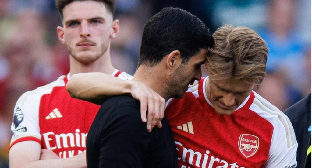 Arteta se abraza con Odegaard al acabar la última jornada.