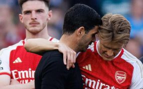 Arteta se abraza con Odegaard al acabar la última jornada.