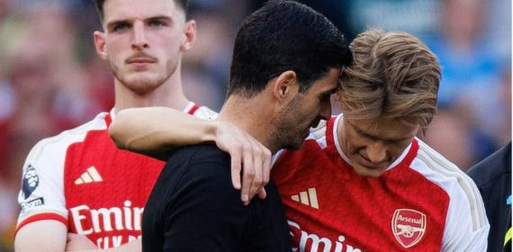 Arteta se abraza con Odegaard al acabar la última jornada.