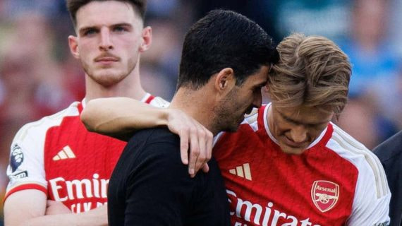 Arteta se abraza con Odegaard al acabar la última jornada.