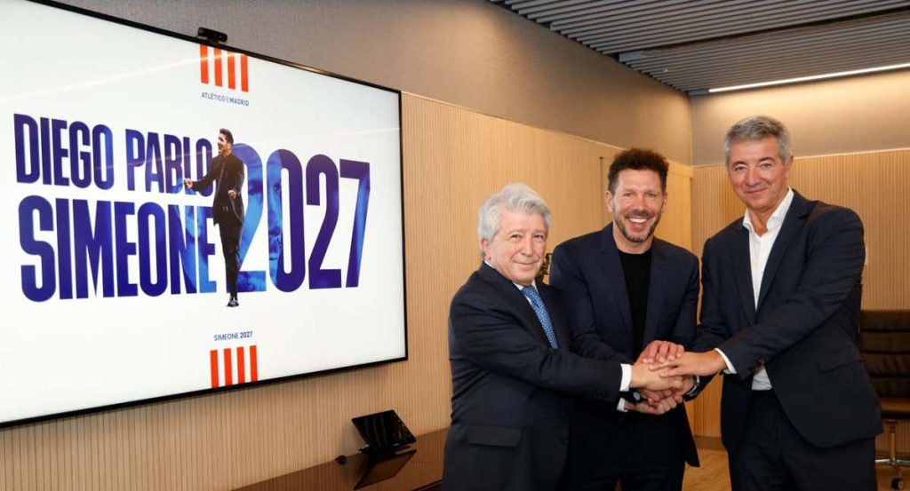 Cerezo, Simeone y Gil Marín, en el acto de renovación del Cholo.