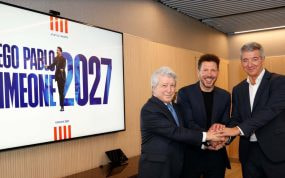 Cerezo, Simeone y Gil Marín, en el acto de renovación del Cholo.