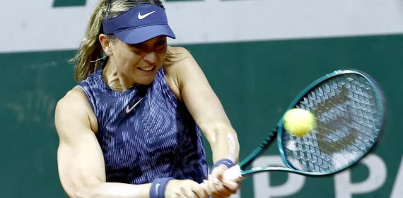 Paula Badosa golpea un revés este martes en París.