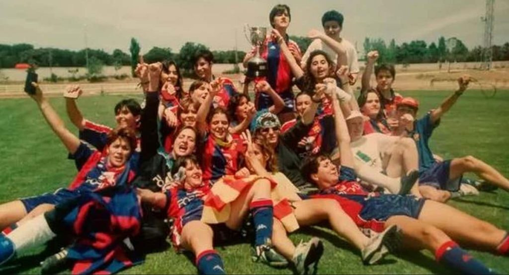 Jugadoras del Club Femenino Barcelona celebran la primera Copa de la Reina conseguida en Madrid en 1994.