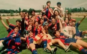 Jugadoras del Club Femenino Barcelona celebran la primera Copa de la Reina conseguida en Madrid en 1994.