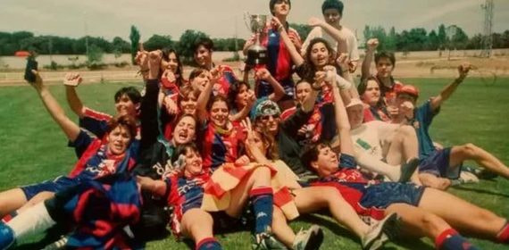 Jugadoras del Club Femenino Barcelona celebran la primera Copa de la Reina conseguida en Madrid en 1994.