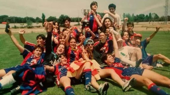 Jugadoras del Club Femenino Barcelona celebran la primera Copa de la Reina conseguida en Madrid en 1994.