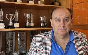 Barritos posa para Relevo en su domicilio, donde guarda réplicas de trofeos e imágenes icónicas.