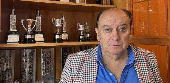 Barritos posa para Relevo en su domicilio, donde guarda réplicas de trofeos e imágenes icónicas.