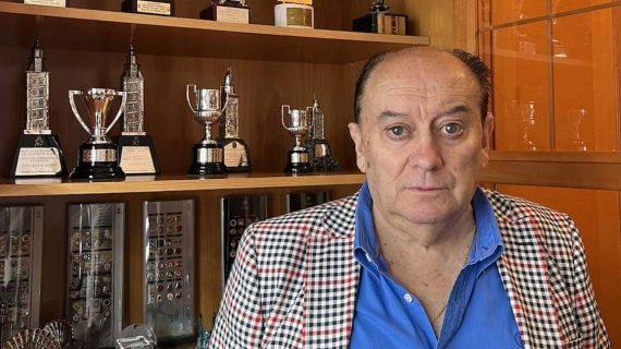 Barritos posa para Relevo en su domicilio, donde guarda réplicas de trofeos e imágenes icónicas.