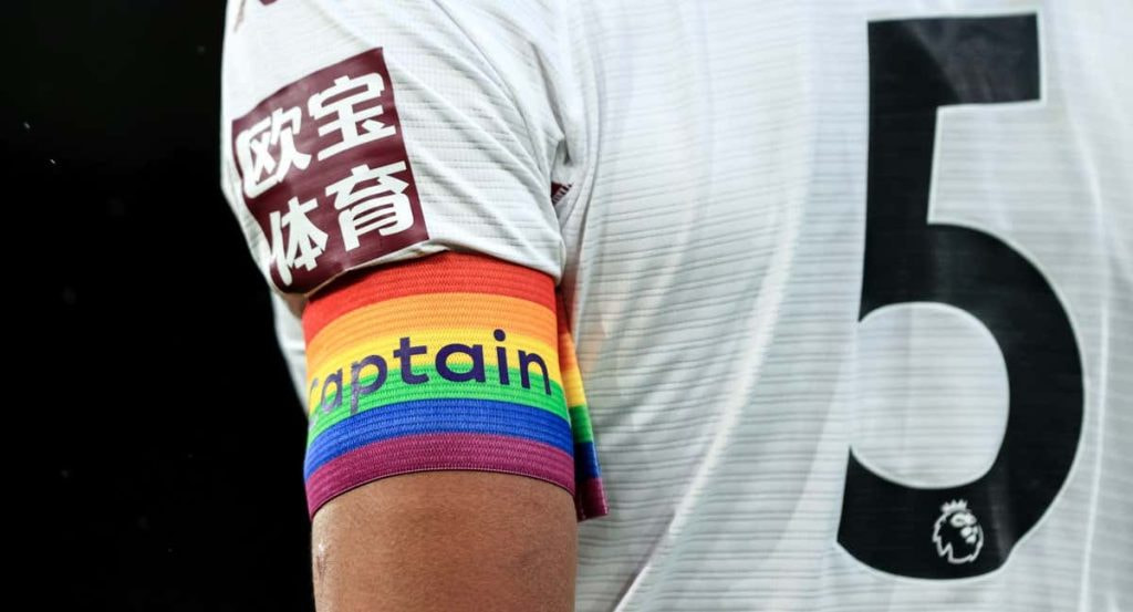 El capitán del Aston Villa, Tyrone Mings, porta el brazalete arcoiris en un Aston Villa-Crystal Palace.