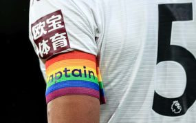 El capitán del Aston Villa, Tyrone Mings, porta el brazalete arcoiris en un Aston Villa-Crystal Palace.